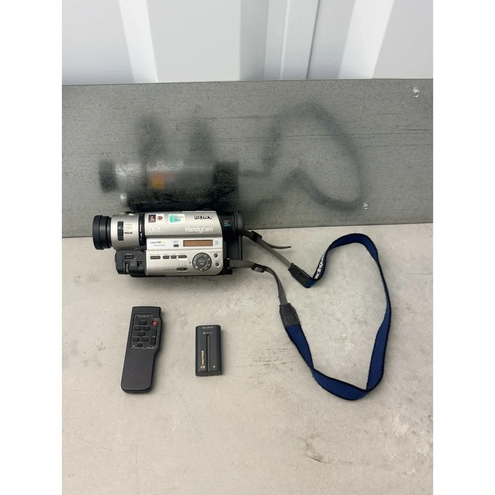 Sony Handycam CCD-TR917 Hi8 XR NightShot Camcorder Bundle Wide Lens Bag Remote